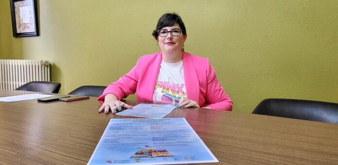 La concejala de Cultura, Raquel Gilsanz, durante la presentación de la Feria del Libro de Cuéllar 2025. | Foto: Nuria Pascual |