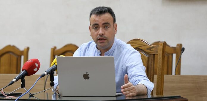 El alcalde, Carlos Fraile, presenta las ganaderías que participarán en las fiestas de Cuéllar 2025. | Foto: Gabriel Gómez |