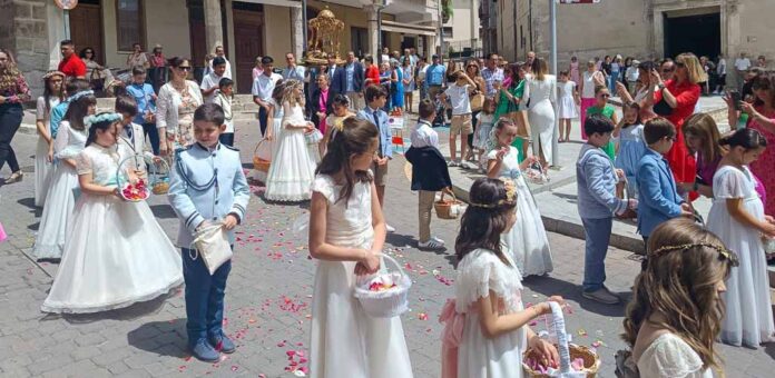 Procesion del Corpus Christi de 2025 en la plaza Mayor de Cuéllar. | Foto: esCuellar |