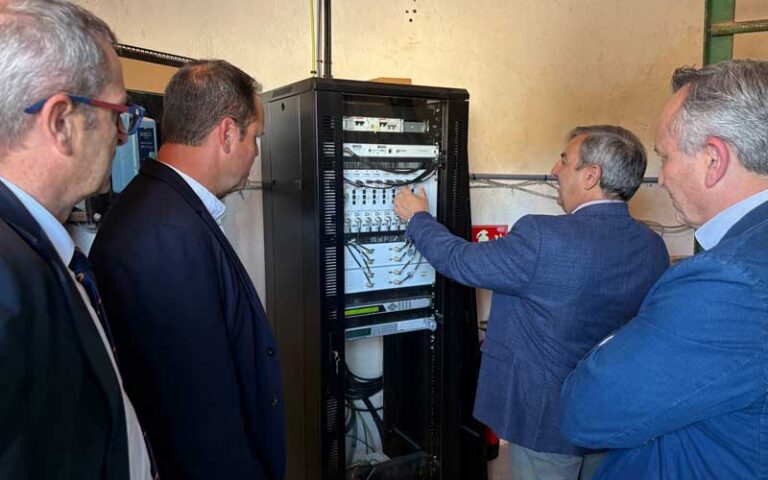 El consejero de Movilidad y Transformación Digital visita el nuevo centro emisor de TDT de Sanchonuño