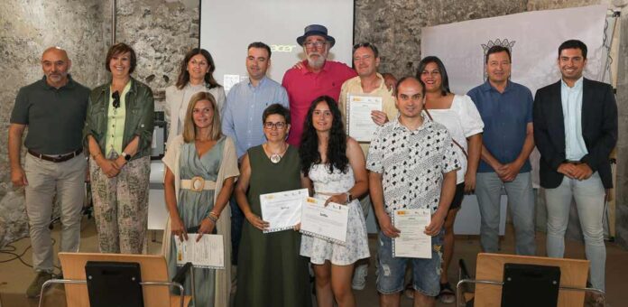Alumnos, profesores y autoridades posan tras la clausura del Programa Mixto de Formación y Empleo que ha actuado en el entorno de La Cuesta. | Foto: Gabriel Gómez |