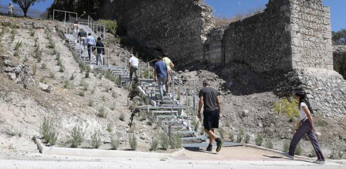 Escalera construida entre el Postiguillo y la calle Estribos, en la tercera fase de adecuación del entorno de La Cuesta. | Foto: Gabriel Gómez |