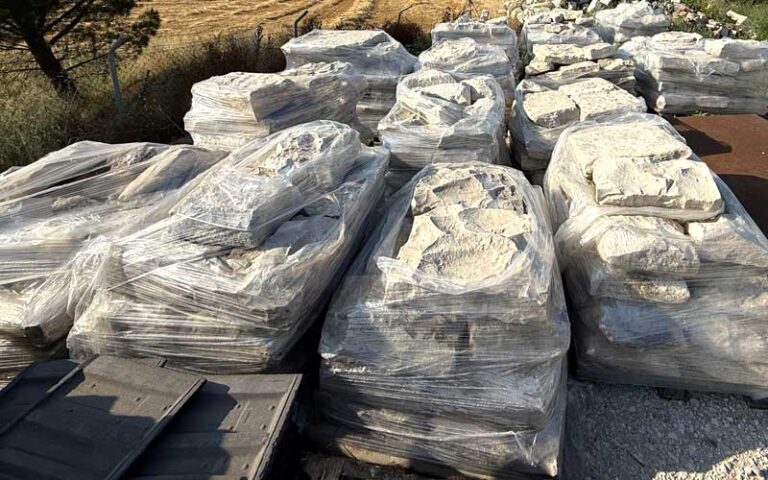 Cuéllar recupera de un anticuario 400 metros del enlosado original del patio del Convento de San Francisco