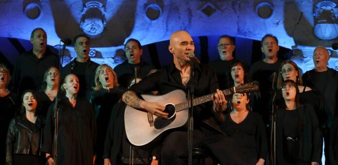 Concierto de Carlos Escobedo junto a la Coral Cuellarana durante las jornadas Así Cantan las Corales 2025. | Foto: Gabriel Gómez |