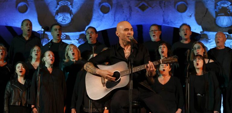 Carlos Escobedo volvió a brillar junto a la Coral Cuellarana en su festival