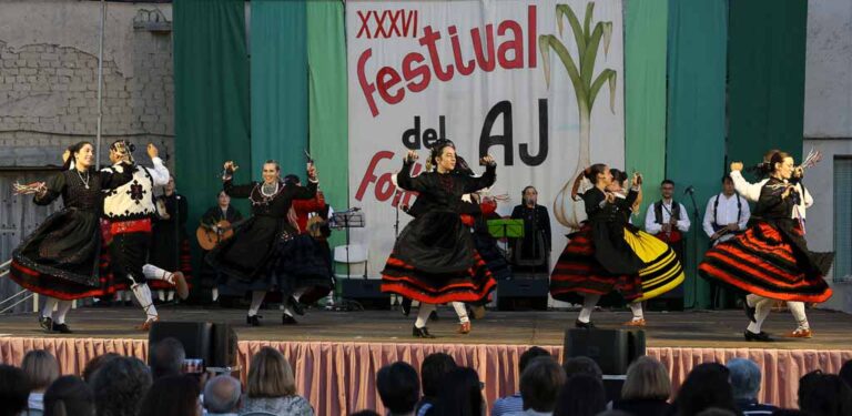 El folclore tradicional volvió a inundar Vallelado en su Festival del Ajo
