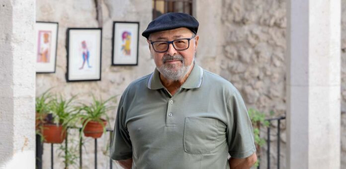 Juan Carlos Llorente posa en el patio del Ayuntamiento de Cuéllar tras su presentación como pregonero de las fiestas de Cuéllar de 2025. | Foto: Gabriel Gómez |