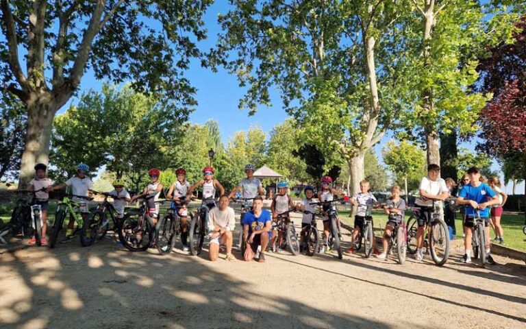 Marina Muñoz acercó el triatlón a los jóvenes de la comarca en Chañe
