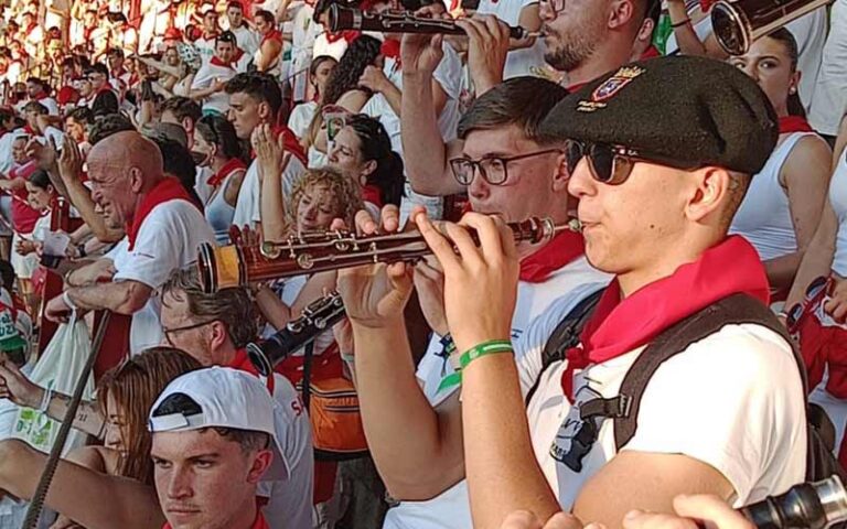 La dulzaina peguera de Nicolás Maroto resonó en Pamplona con la Charanga Los Pirris