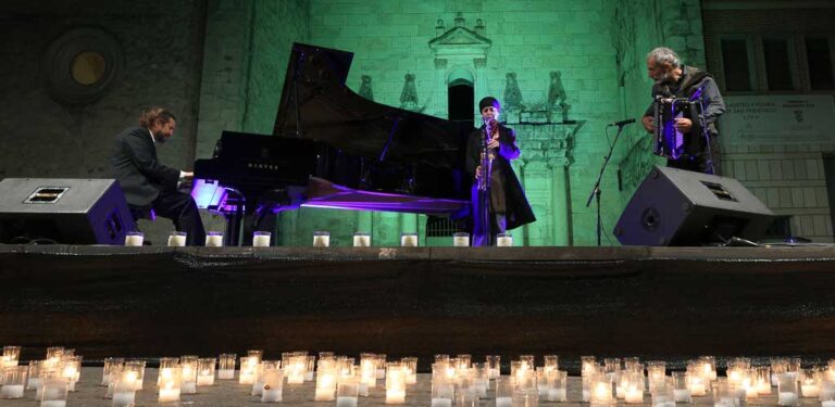 La música de los pianos llenó de magia el casco histórico de Cuéllar con la ‘Noche en Blanco y Negro’