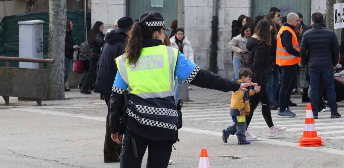 Una agente de la Policía Local de Cuéllar dirige el tráfico durante un evento deportivo. | Foto: Gabriel Gómez |