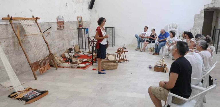 Marta Valdivieso acerca a Cuéllar el hilado tradicional con cuentos y canciones de la mano de Festeamus