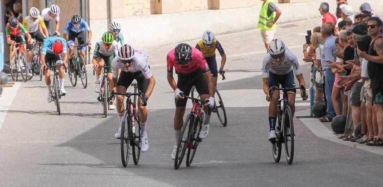 Mateu Estelrich conquista la tercera etapa de la Vuelta Ciclista a Castilla y León Sub-23 y Élite en Cuéllar