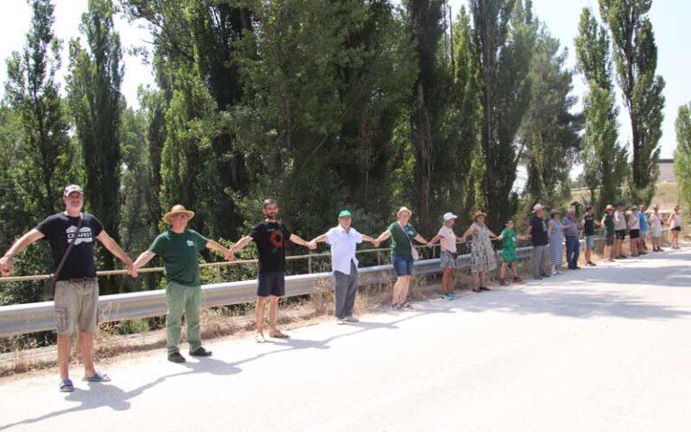 Manos unidas para proteger al río Cega en el ‘Abrazo al agua’ 2025