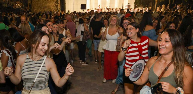 La Banda Municipal de Música de Cuéllar convirtió su concierto en una fiesta en torno al ‘A por ellos’