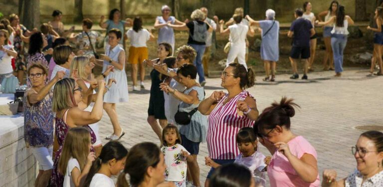 Más de 150 personas se sumaron al llamamiento para aprender a bailar el ‘A por ellos’