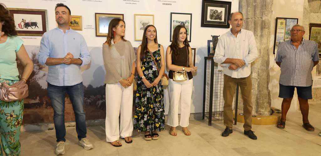 exposicion-el-encierro-fiestas-cuellar-2025-ES-GGG_5058 Exposición de la Peña Taurina El Encierro en la iglesia de San Francisco durante las fiestas de 2025. | Foto: Gabriel Gómez |