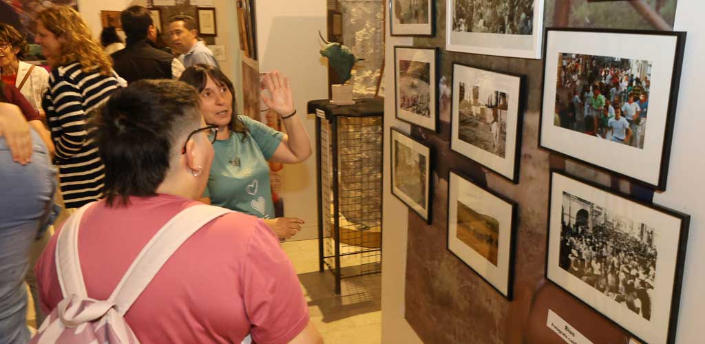 exposicion-el-encierro-fiestas-cuellar-2025-ES-GGG_5063 Exposición de la Peña Taurina El Encierro en la iglesia de San Francisco durante las fiestas de 2025. | Foto: Gabriel Gómez |