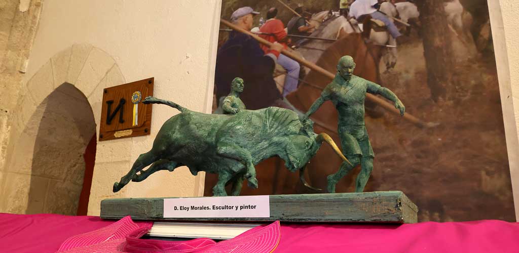 exposicion-el-encierro-fiestas-cuellar-2025-ES-GGG_5070 Exposición de la Peña Taurina El Encierro en la iglesia de San Francisco durante las fiestas de 2025. | Foto: Gabriel Gómez |