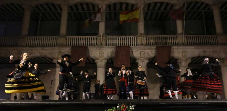 Jotas, fandangos y polkas acompañaron la presentación de la Corregidora de las fiestas de Cuéllar y sus damas