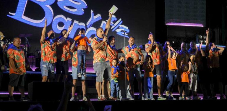 Reinas, reyes y la peña los Butaneros dieron el pistoletazo de salida a las fiestas de Sanchonuño