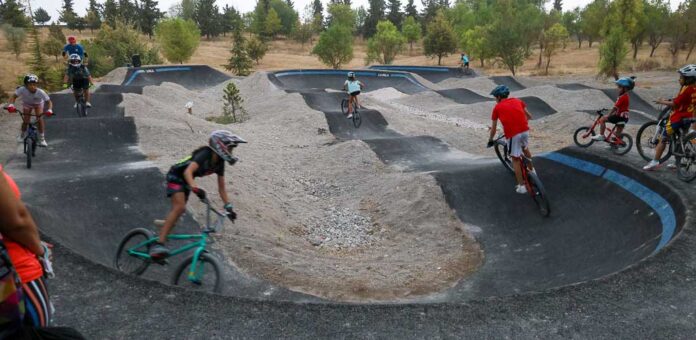 Inauguración del circuito de «pumptrack» en el parque de la Huerta del Duque, en Cuéllar. | Foto: Gabriel Gómez |