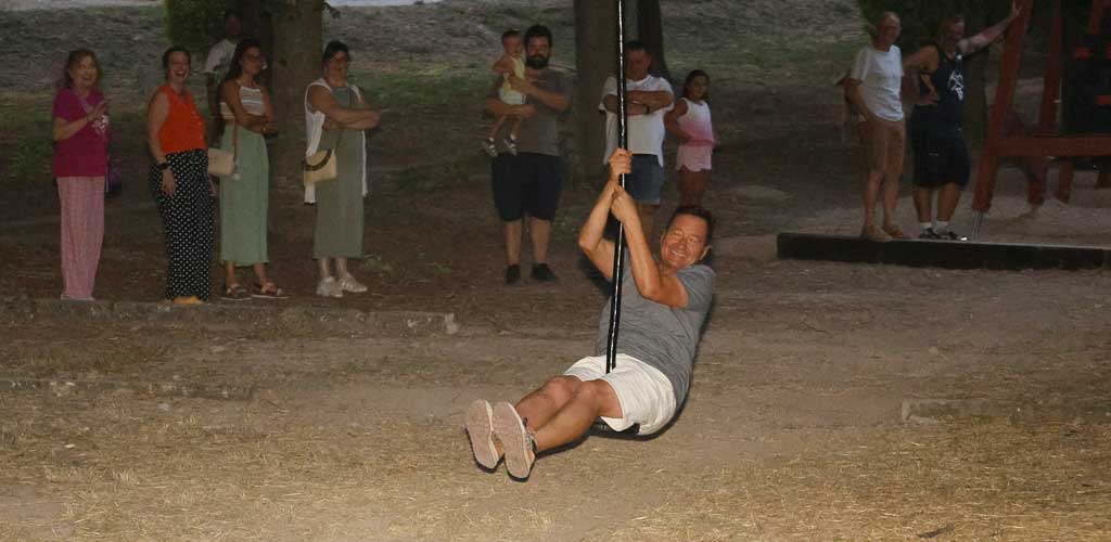 Tirolina instalada en el parque de la Huerta del Duque, en Cuéllar. | Foto: Gabriel Gómez |