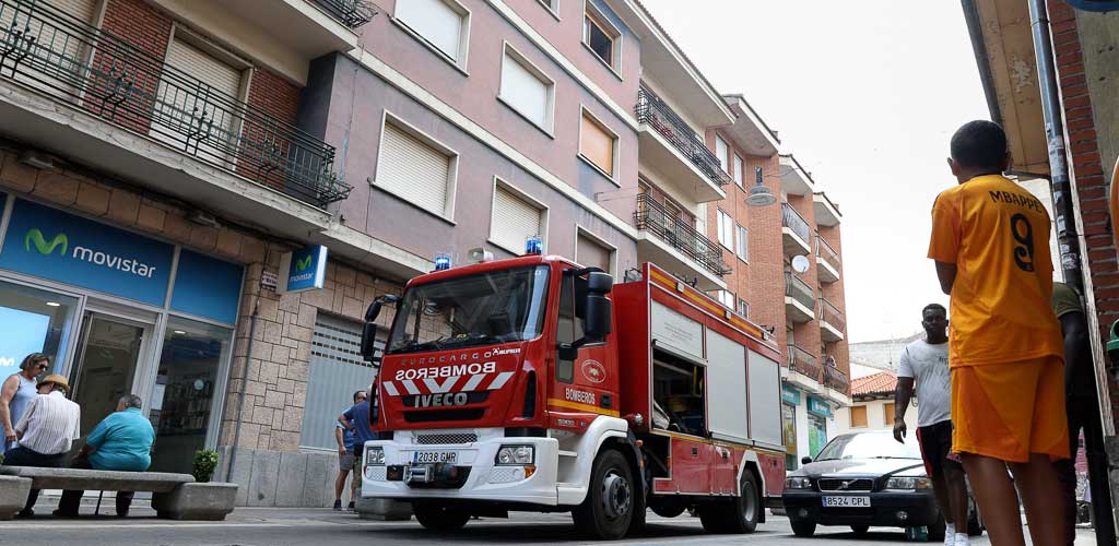 Un menor atendido tras inhalar humo en el incendio en una cocina en la ...