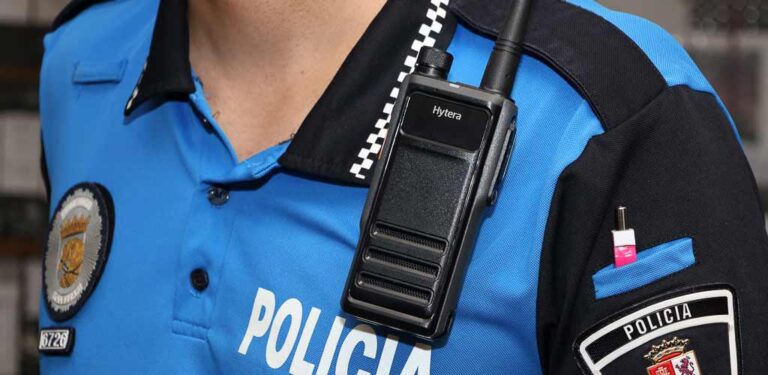 El Ayuntamiento de Cuéllar renueva las emisoras y licita un vehículo para la Policía Local