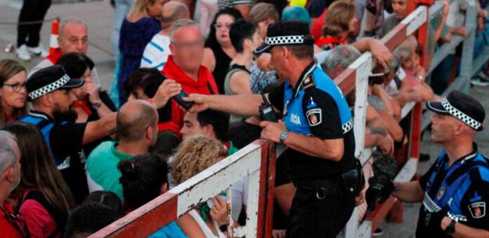 Agentes de la Policía Local de Cuéllar actuando durante las fiestas. | Foto: Gabriel Gómez |
