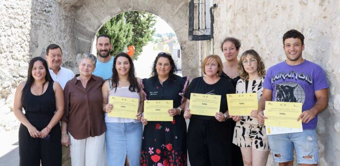 Alumnos, profesores y representantes de la Comunidad de Villa y Tierra de Cuéllar tras la clausura del Programa Mixto de Formación y Empleo de 2025. | Foto: Gabriel Gómez |