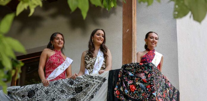 Ronda a la corregidora y damas de las fiestas de Cuéllar de 2025. | Foto: Gabriel Gómez |