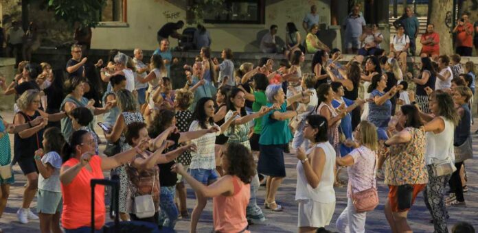 Segunda sesión del taller para aprender el baile del «A por Ellos» en la Huerta de la Alegría. | Foto: Gabriel Gómez |
