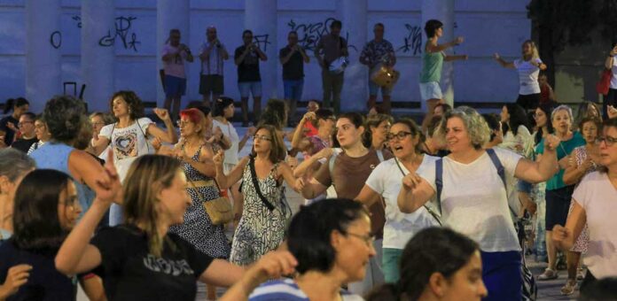 Segunda sesión del taller para aprender el baile del «A por Ellos» en la Huerta de la Alegría. | Foto: Gabriel Gómez |
