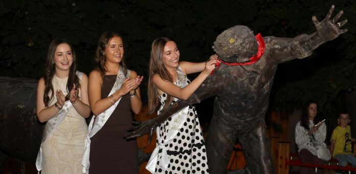 Visita a las peñas oficiales el viernes previo a las fiestas de 2025 y puesta del pañuelo al monumento del Encierro. | Foto: Gabriel Gómez |