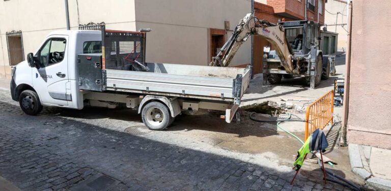 Corte de agua y tráfico para la reparación de la red de agua en la calle Rogativa