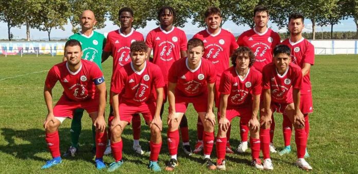 Equipo inicial del CD Cuéllar antes de su partido en Cantalejo. | Foto: CD Cuéllar |