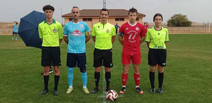 Capitanes del Carbonero y del CD Cuéllar posan antes del partido con el trío arbitral. | Foto: CD Cuéllar |