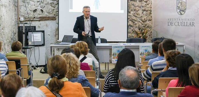 Carlos Valiente durante la charla en Pedro I organizada por FEMUR. | Foto: Gabriel Gómez |