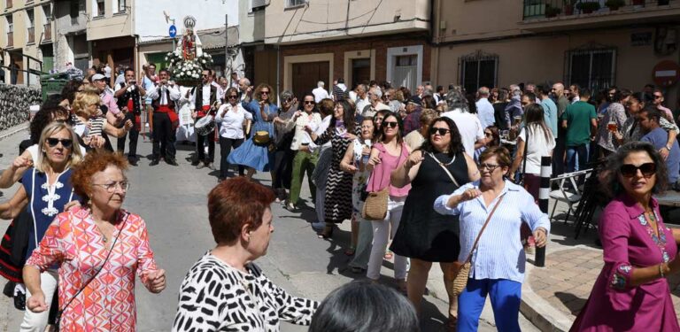 La Virgen de la Palma recorre las calles de su barrio al ritmo de la dulzaina y el tamboril