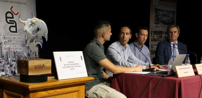 Acto de entrega del trofeo a Mejor Ganadería de los Encierros de Cuéllar y presentación de la revista de 2025. | Foto: Gabriel Gómez |