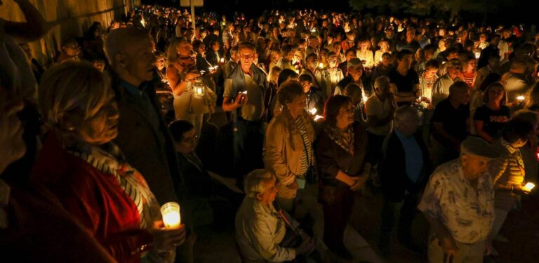 Centenares de velas iluminaron la pradera en el Rosario de Antorchas