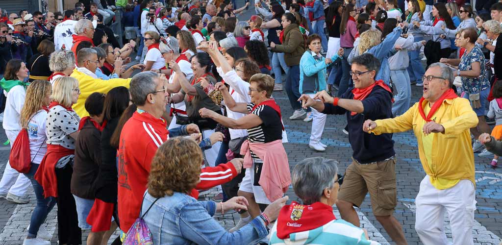 rueda-encierro-miercoles-cuellar-2025-paseos-ES-GGG_0052 Baile de rueda en el inicio de Las Parras. | Foto: Gabriel Gómez |