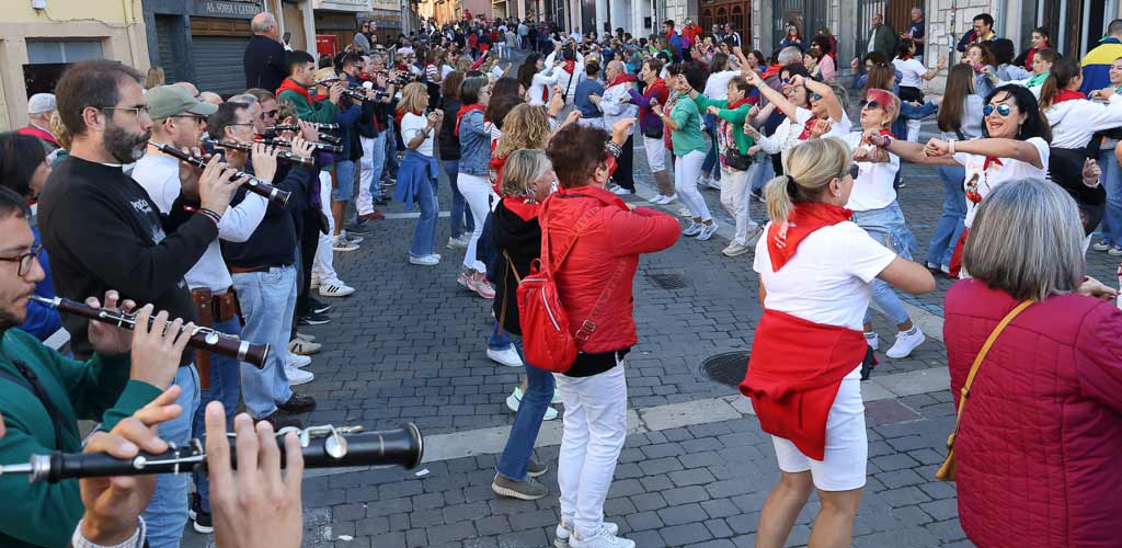 rueda-encierro-miercoles-cuellar-2025-paseos-ES-GGG_9988 Baile de rueda en el inicio de Las Parras. | Foto: Gabriel Gómez |