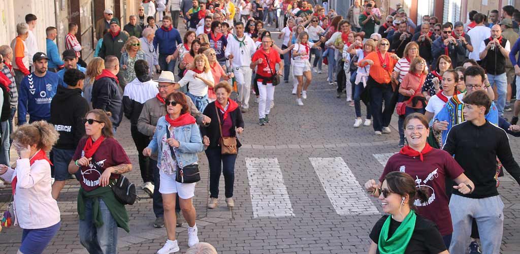 rueda-encierro-miercoles-cuellar-2025-paseos-ES-NPM_8708 Baile de rueda en Las Parras. | Foto: Nuria Pascual |