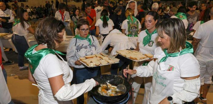 Verbenilla del Huevo Frito organizado por la Panda el Soto en la plaza de la Huerta Herrera. | Foto: Gabriel Gómez |