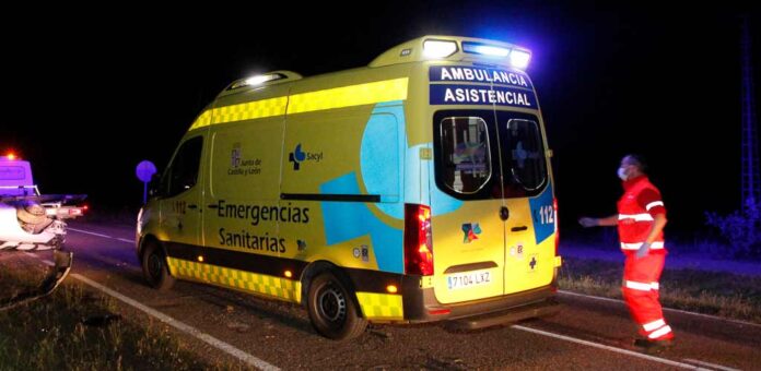 Ambulancia en un accidente en al carretera de El Henar en 2023.