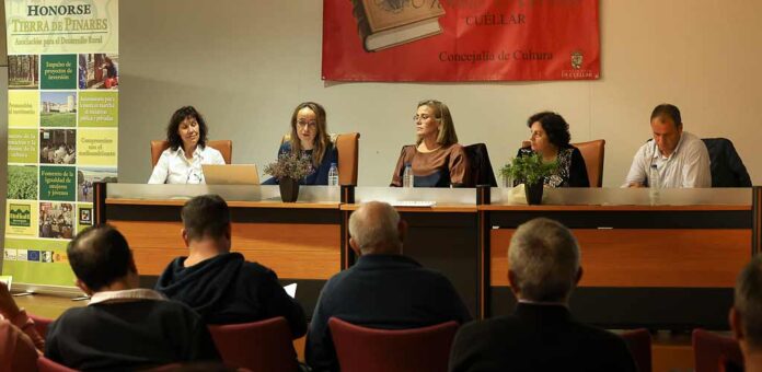 Asamblea de Honorse Tierra de Pinares celebrada en 2025 en la sala de la biblioteca Cronista Herrera. | Foto: Gabriel Gómez |