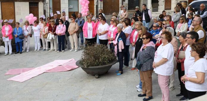 Celebración en Cuéllar del Día Mundial contra el Cáncer de Mama. | Foto: Gabriel Gómez |