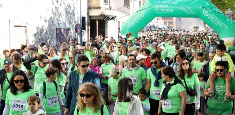 La V Marcha contra el Cáncer de Cuéllar vuelve a batir récord tiñendo las calles de verde con 2804 inscripciones